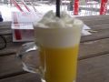 Bombardino to alkoholowy drink bardzo popularny głównie wśród płci pięknej na alpejskich stokach. Podstawa to ajerkoniak i rum. Delikatnie podgrzane, przelewamy do małych szklaneczek, bądź filiżanek i ozdabiamy bitą śmietaną z odrobiną wiórków czekoladowych lub gorzkim kakao.