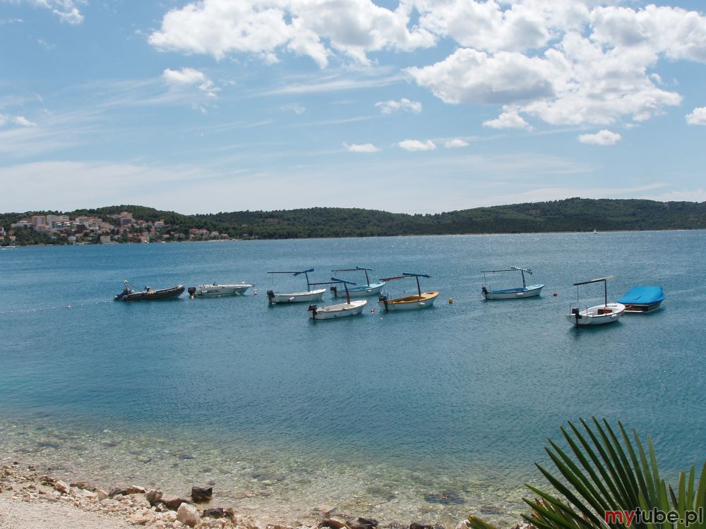 Trogir to przepiękne zabytkowe miasteczko położone w środkowej Dalmacji. Śródziemnomorski klimat, imponujące zabytki, znakomita kuchnia i turkusowe, ciepłe morze sprawiają, że z roku na rok przyjeżdża tutaj coraz więcej turystów. Trogir...