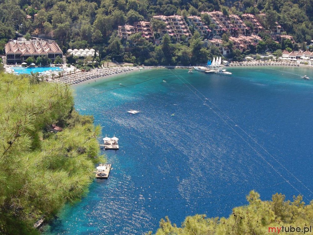 Gocek to ładne miasteczko położone w malowniczej zatoce otoczonej wzgórzami, 20km od lotniska w Dalamanie. Znajduje się tutaj jeden z najbardziej ekskluzywnych portów jachtowych na świecie. Życie miejscowości koncentruje się wokół rynku,...