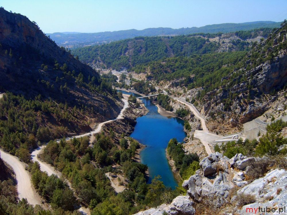 Manavgat to małe miasteczko położone ok. 5 km na północ od Side, (południowa Turcja), w którym w każdy poniedziałek odbywa się duży targ owocowo-warzywny. Wzdłuż rzeki o takiej samej nazwie jak miasteczko znajduje się wiele małych,...