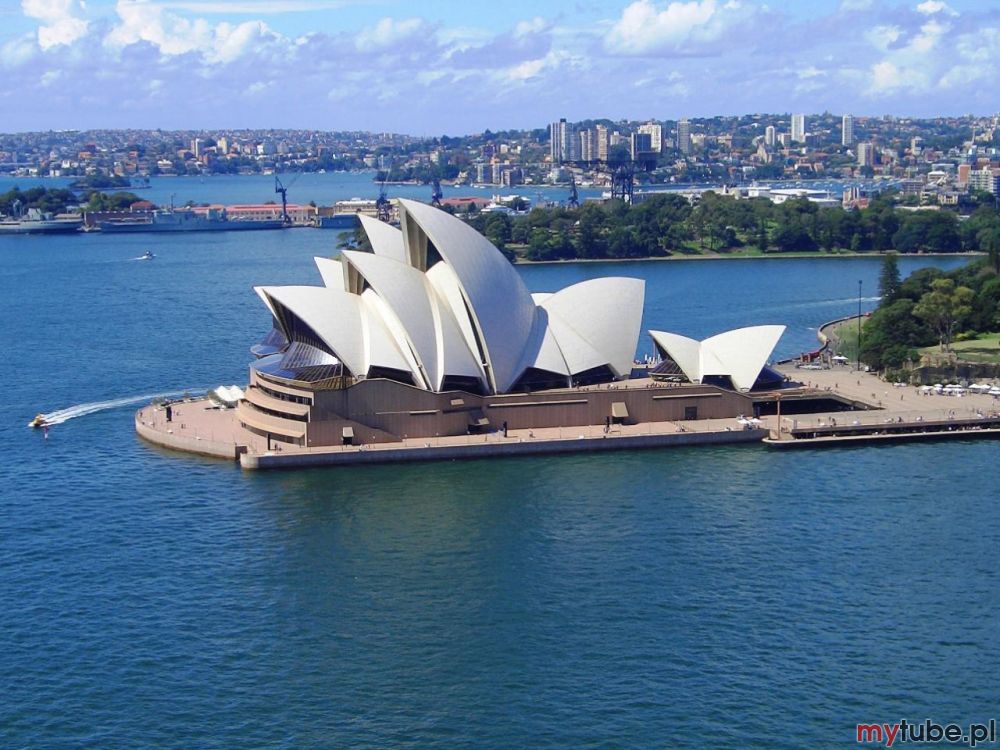 Australia to kraj położony na Półkuli południowej, obejmujący najmniejszy kontynent świata, wyspę Tasmanię i inne znacznie mniejsze wyspy na Oceanie Indyjskim i Spokojnym. Krajami sąsiadującymi z Australią na północy są: Indonezja, Timor...