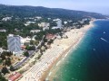 Bułgaria to malowniczy kraj, który na mapie odnajdziemy w części południowo-wschodniej Europy, położony w historycznym regionie - na Półwyspie Bałkańskim. Sąsiadami Bułgarii od południa jest Grecja i Turcja, od północy Rumunią, którą oddziela rzeka Dunaj, od zachodu Bułgaria graniczy z Serbią i Macedonią, a wschodnią granicę państwa oblewa Morze Czarne. To właśnie czarnomorskie wybrzeże jest najbardziej obleganym miejscem przez turystów. Ale nie ma się czemu dziwić - złociste plaże, słońce, apetyczna kuchnia i gościnność mieszkańców przyciągają urlopowiczów jak magnes. Bujna przyroda i soczysta zieleń, lasy, malownicza linia brzegowa sprawiają, że słusznie nazywane jest ”Bułgarską Riwierą”. Czyste, szerokie plaże błyszczące złociście w słońcu dały nazwę kurortowi Złote Piaski, a nazwa najpiękniejszego kąpieliska i uzdrowiska - Słoneczny Brzeg, mówi sama za siebie. Bułgarię charakteryzuje bardzo urozmaicony krajobraz - od pasm górskich po szerokie, złote piaski wybrzeża. Także amatorzy ciszy odnajdą tu spokój na dzikich plażach, otoczonych wydmami, w zacisznych zatoczkach skrytych między skałami. Oprócz letniego plażowania Bułgaria to także świetne miejsce zimowego wypoczynku - Góry Riła nie zawiodą entuzjastów śniegu, pięknych krajobrazów i sportów zimowych. Ponadto na każdym kroku natrafia się tu na ślady przeszłości. Ziemia ta kryje wiele tajemnic - nie ma miasta ani miasteczka, gdzie historia nie odcisnęłaby swojego piętna. Największym miastem Bułgarii jest stolica - Sofia. Inne większe miasta to Płowdiw, Warna, Burgas, Ruse, Stara Zagora.


Klimat


Panuje tutaj klimat umiarkowany ciepły, suchy. Na wybrzeżu dzięki wpływowi morza wilgotniejszy, przez co łagodny i przyjemny. Idealny do plażowania. Średnia temperatura w lipcu, w centralnej części kraju wynosi 23°C, a na południu 25°C. Natomiast średnia temperatura wody od czerwca do września to 23°C. Klimat stwarza korzystne warunki do letniego wypoczynku. 


Historia


[T]Dlaczego właśnie Bułgaria jest świetnym miejscem na wakacje? Entuzjaści historii i poznawania nowych kultur w swoich planach wakacyjnych powinni koniecznie uwzględnić Bułgarię, która - choć nie do końca doceniana, na pewno nie rozczaruje urlopowiczów. Przeszłość tego kraju jest bowiem bardzo burzliwa, a historyczne wydarzenia, pozostawiły w tym regionie szczególne dziedzictwo kulturalne. Bułgaria pamięta starożytne cywilizacje i wielkich ludzi. Wcześniej te tereny zamieszkiwały różne ludy - plemiona trackie, przejściowo także celtyckie, Rzymianie, później stały się miejscem najazdów Hunów i Gotów, aż do roku 681, kiedy to datuje się powstanie państwa bułgarskiego. Wtedy tereny dzisiejszej Bułgarii zasiedliły plemiona Protobułgarów, których przywódca chan Asparuch założył państwo ze stolicą w Plisce. W historii Bułgarii wiek IX przyniósł dwa przełomowe dla jej dalszych dziejów wydarzenia: chrystianizację kraju za panowania cara Borysa (863 r.) i związaną z tym działalność braci misjonarzy - Cyryla i Metodego, pionierów języka, twórców najstarszego pisma starocerkiewno słowiańskiego, mecenasów kultury słowiańskiej oraz powstanie w 893 r. drugiego państwa bułgarskiego ze stolicą w Presławiu. Tereny Bułgarii zostały podbite przez Bizancjum w 1018 r. i uległy jego wpływom kulturowym. Bizantyjska okupacja pozostawiła swoiste pomniki niewoli w postaci klasztorów i cerkwi, pozostałości architektonicznych, które dziś cieszą oczy turystów. Rok 1188 to data utworzenia przez cara Asena trzeciego państwa bułgarskiego ze stolicą w Wielkim Tyrnowie, które w 1396 r. najechali Turcy osmańscy. Także ten okres niewoli odcisnął na bułgarskiej kulturze i mentalności swoje piętno. Ducha islamu poczujemy zwiedzając liczne meczety, twierdze, łaźnie, które na stałe wpisały się w tamtejszy krajobraz. Niepodległość Bułgaria odzyskuje w 1878 r. Powstaje Księstwo Bułgarskie ze stolicą w Sofii. XX wiek na kartach jej historii zapisał się niezbyt szczęśliwie - to wojny bułgarskie oraz dwie wojny światowe, a następnie proklamowanie republiki ludowej i sprawowanie władzy przez Bułgarską Partię Komunistyczną. Dopiero 1990 rok przynosi prawdziwą niepodległość. Obecnie Bułgaria jest członkiem NATO i Unii Europejskiej. 


Zabytki


Obcokrajowcy nie tylko dla złocistych plaż i Morza Czarnego przybywają do Bułgarii. Bułgaria to kraj o zawiłych dziejach, pozostający pod wpływami różnych kultur, czego świadectwem będzie cerkiew, meczet, czy historyczny ślad w postaci twierdzy, mostu, pomnika. Ten kraj skrywa wiele cennych zabytków. Bułgaria może się pochwalić aż 9 miejscami wpisanymi na listę światowego dziedzictwa UNESCO. Do skarbów tamtejszej kultury zalicza się Cerkiew Bojańską koło Sofii - średniowieczną prawosławną świątynię, pochodzącą z XIII w., z mistrzowsko wykonanymi freskami. Koniecznie trzeba zobaczyć jedyny w swoim rodzaju i jedyny taki zabytek w Europie, jakim jest Jeździec z Madary - średniowieczna płaskorzeźba wykuta w piaskowcu, przedstawiająca jeźdźca, który przebija włócznią lwa. Obok reliefu skalnego znajdują się napisy mówiące o zwycięstwach chanów bułgarskich. Centrum kultu stał się kolejny zabytek na liście, czyli zespół cerkwi wykutych w skale w Iwanowie. Stanowią one arcydzieło bułgarskiej sztuki sakralnej. To wykute w skale, 32 metry ponad poziomem rzeki Rusenski Łom, klasztory, kościoły i kaplice, znajdujące się w pobliżu wsi Iwanowo. Do popularnych zabytków należy także grobowiec tracki w Swesztari oraz tracki grobowiec z Kazanłyku, który pochodzi z okresu hellenistycznego i stanowi część ogromnej, liczącej ponad 500 obiektów nekropolii. Dech w piersiach zapiera zabytkowe miasto Nesebyr - starożytna osada rybacka, w której zachowały się ruiny dawnej rzymskiej architektury, malownicze drewniane domy, wybudowane w XIX w. oraz wąskie, kamienne uliczki, które nadają romantycznego charakteru panoramie miasta. W zachodniej Bułgarii najczęściej odwiedzanym przez turystów miejscem jest Monastyr Rilski - najsłynniejszy i największy zarazem prawosławny klasztor, założony przez św. Iwana w X w., usytuowany u stóp masywu Riła. Kopuła tej świątyni skrywa piękne ikony i malownicze freski. Na liście UNESCO znajdują się także dwa miejsca, będące dziełem samej natury: Rezerwat przyrody Srebyrna oraz Park Narodowy Piranu. Pierwszy obejmuje jezioro i okoliczne tereny, a znany jest przede wszystkim z ponad 170 gatunków ptaków, takich jak kormorany, pelikany i czaple. Natomiast drugi to park, w ramach którego usytuowanych jest ponad 180 polodowcowych jezior. Jest idealnym miejscem do uprawiania turystyki pieszej. Wiedzie przez niego stary szlak winiarski.


Kuchnia


Specyfikę tego miejsca poznamy degustując przysmaki miejscowej kuchni. Kuchnia bułgarska to typowa kuchnia bałkańska, dlatego w bułgarskim menu znajdziemy potrawy charakterystyczne dla narodów zamieszkujących półwysep. Bułgarska sztuka kulinarna łączy w sobie elementy kuchni tureckiej, greckiej, a nawet niemieckiej. Od Turków Bułgarzy zapożyczyli kebaby i jogurty. Nabiał, zwłaszcza sery, a przede wszystkim zapożyczona z Grecji feta, także są często wykorzystywane do przyrządzania posiłków. Na talerzach Bułgarów królują przede wszystkim warzywa, z których przyrządza się pyszne i zdrowe sałatki oraz surówki, inne na każdą porę roku. Największą popularnością i wzięciem cieszy się, będąca wizytówką bułgarskiego menu, szopska sałata - mieszanka papryki, zarówno ostrej, jak i słodkiej, ogórka, pomidora, natki pietruszki, sera fety z dodatkiem przypraw. Bułgarzy uwielbiają dania mięsne przypominające gulasz - jak kawarma czy giuwecz. Czego koniecznie musimy skosztować, będąc w Bułgarii? Za przysmak uchodzą musaki - rodzaj zapiekanki z warzyw i ryżu, na wierzchu których znajduje się jajko z mlekiem, po upieczeniu tworzące chrupiącą skórkę. W nadmorskich okolicach do przygotowania posiłków wykorzystuje się dary morza i jada dużo ryb. Typowe dla regionu desery to przede wszystkim ciasta napączowane słodkimi syropami, jak bakława, czy rewane. Co nas może zaskoczyć w bułgarskim menu? Chyba najbardziej obcy naszemu podniebieniu będzie tarator - bardzo lubiana zupa z ogórka i czosnku na jogurcie. Czego natomiast nie znajdziemy w bułgarskiej restauracji? W karcie dań nie natrafimy raczej na potrawy mączne, jak np.; kluski czy pierogi, które występują bardzo rzadko w bułgarskiej kuchni.

Jeśli chodzi o alkohol to specjalnością jest oczywiście rakija, mocna wódka przyrządzana z różnych owoców: najbardziej popularna jest śliwowica, ale istnieje tez odmiana przyrządzana z moreli, winogron, a nawet płatków róż. Każdy region Bułgarii specjalizuje się w produkcji innej odmiany. Bułgaria posiada też długie tradycje winiarskie, dlatego trzeba spróbować znanych na całym świecie win, jak np. melnik. Z innych alkoholi warto skosztować też mastyki, bułgarskich win musujących, jak np. Iskra, Santa Monica, czy najlepszych rodzajów piwa: Astika, Kamenica i Zagorka.

Nawet wybrednym turystom zasmakują tutejsze specjały. Jak mówi bułgarskie powiedzenie - ”Dobrata chrana sama se chwali”, czyli dobre jedzenie samo się chwali, co najlepiej oddaje istotę kulinarnych tradycji tego kraju.


Kultura i obyczaje


W życiu codziennym Bułgarów tradycja kulinarna i sztuka jedzenia mają duże znaczenie. Przyrządzanie jedzenia odbywa się według rytuału - ma swoje miejsce, czas i oczywiście sposób przygotowania. Posiłki są celebrowane i spożywane zazwyczaj w większym gronie. Obiad to swoista uczta, która zazwyczaj trwa dość długo. Jeszcze przed jedzeniem często podawana jest szopska sałatka i kieliszek rakiji. Na pierwsze danie serwowana jest czorba, czyli gęsta i pikantna zupa, a po niej przychodzi kolej na mandżę, czyli główne danie. Bułgarzy do obiadu piją wino, a po posiłku serwowany jest deser. Do prawie każdego posiłku jada się chleb, który zjadany jest w specyficzny sposób: leżący na brzegu talerza łamie się kawałek po kawałku.

Jako że tutaj tradycje winiarskie są bardzo długie, wino jest dla Bułgarów szczególnie ważne i dlatego organizuje się liczne święta z jego okazji. Największym i najbardziej znanym jest Święto Winobrania, które jest ruchome i zależy od momentu dojrzewania winogron. W tym dniu odbywa się procesja, na czele której kroczą młode dziewczęta niosące wypełnione po brzegi kosze z winogronami. Za nimi jadą pełne winogron wozy, a wszystko to odbywa się przy dźwiękach muzyki.

Bułgarzy słyną ze swojej gościnności i życzliwości. Każdy gość, także niezapowiedziany, jest wylewnie witany i proszony do wspólnego stołu. Nie należy odmawiać, ponieważ odmowa odbierana jest za afront. Według zwyczaju gość powinien się odwdzięczyć gospodarzom za gościnę i ofiarować kwiaty lub słodycze. Należy także pamiętać o specyficznej mowie ciała w Bułgarii, gdzie odwrotnie interpretuje się kiwnięcia głowa na ”tak” i ”nie”, co jest często powodem nieporozumień między obcokrajowcami a mieszkańcami. 


Bułgaria to czar morza, które wdziera się na złote plaże. To bałkańskie wzgórza, które pokrywają lasy, winnice i sady. To źródła mineralne i ukryte zatoczki. To widoczne ślady przeszłości - starożytne cerkwie, rzymskie zabudowy, średniowieczne twierdze i zamki, tureckie łaźnie i meczety. Bułgaria jest krajem o fascynującej historii, przyjemnym klimacie i niezwykle atrakcyjnych turystycznie miejscach. Oferuje szeroką gamę form wypoczynku. Amatorzy aktywnego spędzania czasu także znajdą tu coś dla siebie. Bułgaria to propozycja dla tych, którzy lubią wspinaczki, turystykę górską, rowery. Swoim pasjom mogą się tutaj także oddać entuzjaści kajakarstwa, nurkowania czy lotniarstwa. Pomyślne wiatry cieszą żeglarzy i amatorów windsurfingu. Nie trzeba wcale udawać się w daleką podróż, żeby wkroczyć w całkiem inny, egzotyczny świat, bowiem Bułgaria należy do obcego nam kręgu kultury prawosławnej. Nasza propozycja to noclegi, apartamenty prywatne, hotele i kwatery prywatne, także w ofercie last minute i standardzie all inclusive. Zapraszamy do słonecznej Bułgarii!
