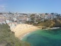 Wybrzeże Algavre



Wybrzeże Algarve - położenie

Algavre to jedna z portugalskich prowincji, położona na południowym krańcu Półwyspu Iberyjskiego. Region ten zajmuje powierzchnię 5412 km2 i jest zamieszkiwany przez ponad 500 tys. mieszkańców. Krajobraz Algarve charakteryzuje się pagórkowatymi wyżynami, piaszczystymi plażami i klifowym wybrzeżem. Stolicą prowincji jest miasto Faro (znajduje się tutaj międzynarodowe lotnisko). 


Wybrzeże Algarve - historia

Tereny te zamieszkiwane były wczasach paleolitu. W VI wieku p.n.e. powstała tutaj osada. Następnie przybyli tu Fenicjanie i utworzyli port handlowy. W II wieku p.n.e. rozpoczął się czas panowania rzymskiego, powstały nowe miasta. Później region ten przeszedł w ręce germańskiej dynastii Wizygotów i pozostawał w nich aż do 711 roku n.e., czyli do czasów ekspansji Maurów na Półwysep Iberyjski. W XIII wieku powstało Królestwo Portugalii i rozpoczęły się czasy kolonizacji. Burzliwe dzieje państwa mają swoje odzwierciedlenie w architekturze miast. Warto się o tym przekonać samemu, podróżując wzdłuż wybrzeża Algarve.


Wybrzeże Algarve - miasta

Stolicą prowincji jest miasto Faro, zamieszkiwane przez ponad 40 tys. mieszkańców. Jest to ważny ośrodek gospodarczy - znajduje się tutaj międzynarodowe lotnisko, port oraz przystań promowa. Miasto może poszczycić się bogatą historią. Początkowo była to wioska rybacka, obecnie - prężnie rozwijające się miasto, które od XVIII wieku jest niezmiennie stolicą Algarve. Spacer po starówce to świetna okazja, aby z bliska przyjrzeć się zabytkowej architekturze. Koniecznie wstąpić należy do katedry, a także do Kaplica Kości (wybudowana z kości zakonników). Interesującym obiektem jest Brama Miejska z XVIII wieku. Wizyta w Muzeum Miejskim pozwoli dowiedzieć się czegoś więcej o fascynującej historii miasta. Miejscowość może pochwalić się doskonałymi polami do gry w golfa - przybywają tutaj miłośnicy tego sportu z różnych zakątków świata.

Kolejne ważne miasto w prowincji to Lagos. Znajdziemy tutaj zarówno przepiękne plaże, jak i zabytkowe zakątki. Spacer po starówce pozwoli poczuć atmosferę prawdziwej Portugalii. Oszałamiające wrażenie z pewnością zrobi kościół św. Antoniego, wybudowany w 1715 roku. Podziwiać tutaj można przepiękne azulejo, czyli ornamenty wykonane z cienkiej, ceramicznej płytki, misterne rzeźby i złocenia oraz polichromie. Warto odwiedzić tutejsze Muzeum Regionalne, w którym zgromadzono wiele eksponatów związanych z najdawniejszą historią miasta. Kolejnym ciekawym miejscem jest Fort do Pau da Bandeira z XVIII wieku. W Lagos odbył się także pierwszy targ niewolników (w 1411 roku), a słynny odkrywca, Henryk Żeglarz, założył tutaj szkołę morską (jego uczniami byli Vasco da Gama i Ferdynand Magellan).

Następnym interesującym miastem jest Tavira. To typowo turystyczna miejscowość, która urzeka klimatem portowego miasta. Spacer po zabytkowych uliczkach dostarczy wielu estetycznych wrażeń. Architektura miasta oddaje jego burzliwie dzieje. Zobaczyć tutaj można przepiękny kościół Santa Maria do Castelo, który przerobiony został z meczetu. Miasto położone jest nad rzeką Gialo - ze względu na jej bieg Tavira nazywana bywa „Wenecją Algarve”
Inne równie atrakcyjne miejscowości na wybrzeżu Algarve to m.in. Albufeira, Portimão, Praia da Luz czy Silves. Każde z nich ma do zaoferowania ciekawe i atrakcyjne formy spędzenia wakacyjnego czasu w prawdziwie portugalskim stylu.


Wybrzeże Algarve - plaże i atrakcje

Region ten ma do zaoferowania wiele wakacyjnych rozrywek. Wybrzeże Algarve może poszczycić się przepięknymi, piaszczystymi plażami. Chlubą przybrzeżnych miejscowości są świetnie zagospodarowane kąpieliska. Beztroskie lenistwo na malowniczych plażach, spacery wzdłuż wybrzeża Oceanu Atlantyckiego, romantyczne kolacje w lokalnych restauracjach, zakupy w miejscowych butikach - wszystko to, co kojarzy się z prawdziwym wypoczynkiem. 
Na miłośników aktywnego wypoczynku czeka tutaj wiele sportowych rozrywek - skutery, narty wodne, surfing oraz świetne pola golfowe, a także liczne szlaki rowerowe. Zadowoleni powinni być miłośnicy długich spacerów i wędrówek. Region ma do zaoferowania wiele malowniczych zakątków. Szczególnie polecamy wizytę w Parku Narodowym Ria Formosa. Objęto tutaj ochroną fascynującą lagunę oraz archipelag 6 wysp. Olśniewające bogactwo przyrodnicze, a w szczególności różnorodne gatunki ptaków zachwycają wszystkich przybywających do parku.


Wybrzeże Algarve - kuchnia

Wczasy na wybrzeżu Algarve to także świetna okazja, aby rozsmakować się w przepysznych daniach kuchni portugalskiej. Kuchnia ta z pewnością oczaruje bogactwem smaków i aromatów, a także ciekawymi wpływami z kuchni arabskiej. Podstawowym składnikiem wielu dań są ryby. Za narodową potrawę uchodzi bacalhau, czyli suszony i solony dorsz. Inne popularne danie to grillowane sardynki. Ciekawą kulinarną propozycją jest caldeirada - rodzaj portugalskiej zupy rybnej. Dużą popularnością cieszą się zupy, m.in. caldo verde, czyli zupa z kapusty włoskiej, ziemniaków i cebuli. A na deser arroz doze - ryżowy pudding z cynamonem lub morgado de Figos do Algarve, czyli ciastko z fig, migdałów i czekolady Do obiadu obowiązkowo lampka wina - oczywiście wina porto.


Wybrzeże Algarve - pogoda

W prowincji panuje subtropikalny klimat śródziemnomorski. Zima jest krótka i łagodna, a lato słoneczne i gorące. Temperatura w miesiącach zimowych waha się 10 do 15 °C, natomiast w miesiącach letnich osiąga wartość od 24 do 29 °C (liczba godzin słonecznych wynosi od 11 do 12). Do kąpieli zachęca także temperatura Oceanu Atlantyckiego: od 21 do 23 °C. Wakacje na wybrzeżu Algarve to gwarancja udanej pogody!								
								

Wybrzeże Algarve - noclegi								
Przybywający na wypoczynek do tej niezwykłej portugalskiej prowincji mogą wybierać wśród różnorodnych opcji noclegowych. Na turystów czeka tutaj świetna infrastruktura turystyczna. Nowoczesne kompleksy hotelowe, hotele o wysokim i średnim standardzie, wygodne apartamenty, pensjonaty, kwatery prywatne, a także pola kempingowe. Każdy znajdzie coś dla siebie i na swoją kieszeń!									 






