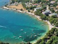 Istria - smak morza, słońca i wina


Między Zatoką Triesteńską oraz Kvarnerską położony jest kawałek lądu, otulony błękitnymi wodami Adriatyku. Kształtem przypomina serce, które od północy wyznaczają pasma górskie. Niewielka, północna część Istrii należy do Słowenii, do Włoch najbardziej w górę wysunięte miasteczko Muggia, ale zdecydowana większość półwyspu przypadła Chorwacji. Mieni się paletą trzech barw, stąd tradycyjnie dzieli się ją na Istrię Białą, Istrię Szarą i Istrię Czerwoną, w zależności od koloru ziemi. Na północy występują łagodne wzgórza białych skał wapiennych, w środkowej części dominują szare płaskowyże, a im dalej w kierunku południa, półwysep płonie w charakterystycznym kolorze spieczonej przez słońce do czerwoności gleby.

Zakątek ten znakomicie nadaje się na letni wypoczynek. Turkusowe morze, ciągnące się setkami kilometrów wybrzeże, błękitne niebo i czysta krystalicznie woda sprawiają, że Istria należy do ulubionych miejsc turystycznych i jak magnes przyciąga urlopowiczów, lubiących rozkoszować się słoneczną pogodą i złocistymi plażami. Gwarny, radosny klimat nadmorskich kurortów, pełnych dyskotek, pubów i restauracji, spodoba się miłośnikom dobrej zabawy i rozrywki. Ale nieopodal tych hałaśliwych miejsc, kilkanaście kilometrów dalej, leży zupełnie inny świat - świat cichych, zagubionych w czasie, malutkich miasteczek, krętych uliczek, po których można spacerować bez końca, chorwackich ogrodów, w których kwitną palmy i magnolie, malowniczych krajobrazów, gdzie jak okiem sięgnąć pola, winnice, dachy domów pokryte czerwoną dachówką. Zwłaszcza północna część na myśl przywodzi słoneczną, włoską Toskanię i śródziemnomorski klimat, pozostałe wioski w głębi półwyspu swojską, sielankową atmosferę spokojnie płynących dni, właściwą rytmowi życia na wsi.

Istria zaskoczy tonącym w zieloności pejzażem, surowością nagich skał wciśniętych w morze, o których brzegi rozbijają się wzburzone fale, dzikością natury. Na tutejszych plażach wypoczywał polski kompozytor i dyrygent Mieczysław Karłowicz. 