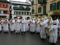 Bad Kleinkirchheim, jeden z piękniejszych zakątków Karyntii, słynie z cudownych tras narciarskich i leczniczych gorących źródeł. Wspaniałe stoki znane są w Polsce choćby dlatego, że właśnie tu mieszka legendarny mistrz olimpijski Franz Klamer. Położenie Bad Kleinkirchheim gwarantuje śnieg przez cały sezon zimowy (jeśli mimo wszystko pogoda zawiedzie, sytuację uratuje 650 armatek śnieżnych). Łączna długość tras to 85 km, z czego 10 km to trasy niebieskie, 70 km - czerwone, a 5 km - czarne. Obsługuje je kilka rodzajów wyciągów: 23 orczykowe, 6 krzesełkowych i 3 gondolowe. Ich przepustowość to 30.000 os./godz.. Tereny narciarskie zainteresują przede wszystkim średnio zaawansowanych narciarzy. Jedyną z najdłuższych tras jest słynny zjazd z Kaiserburg - FIS K 70 Franz Klammer. Wymaga ona profesjonalnych umiejętności - stanowi nie lada wyzwanie! Do dyspozycji masz także malowniczą 30-kilometrową trasę do narciarstwa biegowego, lodowisko, świetne miejsca do jazdy na sankach i lotów na paralotni, a także odśnieżone ścieżki spacerowe, wiodące do przepięknych miejsc. Wspaniałym relaksem po śnieżnym szaleństwie jest kąpiel w gorących źródłach. Wody cudownie regenerują zmęczone mięśnie. W Bad Kleinkirchheim jest wiele hoteli i restauracji, kwitnie życie nocne. Jeśli więc kochasz zimowe sporty i dobrą zabawę, jeden z piękniejszych zakątków Karyntii czeka właśnie na Ciebie.
