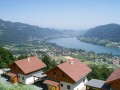 Bodensdorf 
Bodensdorf leży w bardzo malowniczej scenerii, nad jeziorem Ossiacher See w otoczeniu górskich zboczy. Teren narciarski Gerlitzen Alpe, do którego należy Bodensdorf, dysponuje 22 km tras, kolejką kabinową, 6 wyciągami krzesełkowymi i 7 zaczepowymi.
 W ramach wspólnego karnetu można również jeździć w Verditz/Afritz - 16 km tras zjazdowych. Średnio zaawansowani i słabiej jeżdżący narciarze znajdą tu dla siebie odpowiednie trasy i stoki. Bodensdorf jest cenione przez licznie przyjeżdżających turystów ze względu na możliwość połączenia jazdy na nartach z relaksującymi kąpielami w ciepłych źródłach (Therme Warmbad) i rozmaitymi rozrywkami po nartach. Mnóstwo naturalnych torów saneczkowych, trzy zamarznięte jeziora dla łyżwiarzy, trasy biegowe oraz gorące źródła w Warmbad Villach i Bad Bleiberg. 
