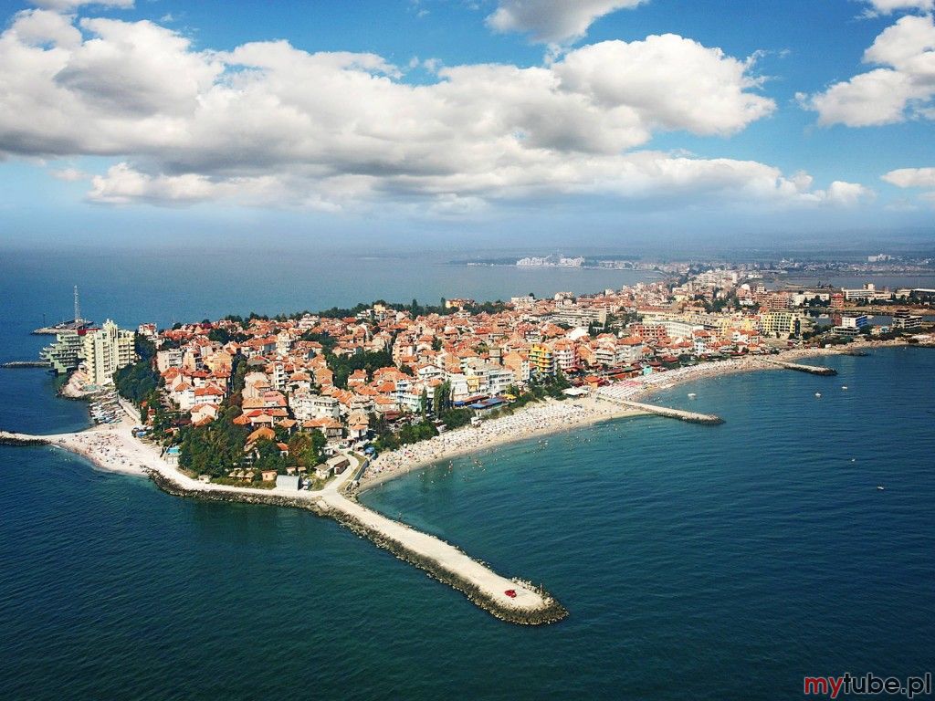 Pomorie to małe miasteczko znajduje się na wąskim, skalistym półwyspie wychodzącym 3,5km w morze. Pierwsza osada datowana jest na ok. IV w.p.n.e. blisko słonego jeziora nazywanego Pomorijskim, które uznawane było przez Tatarów za święte ze...