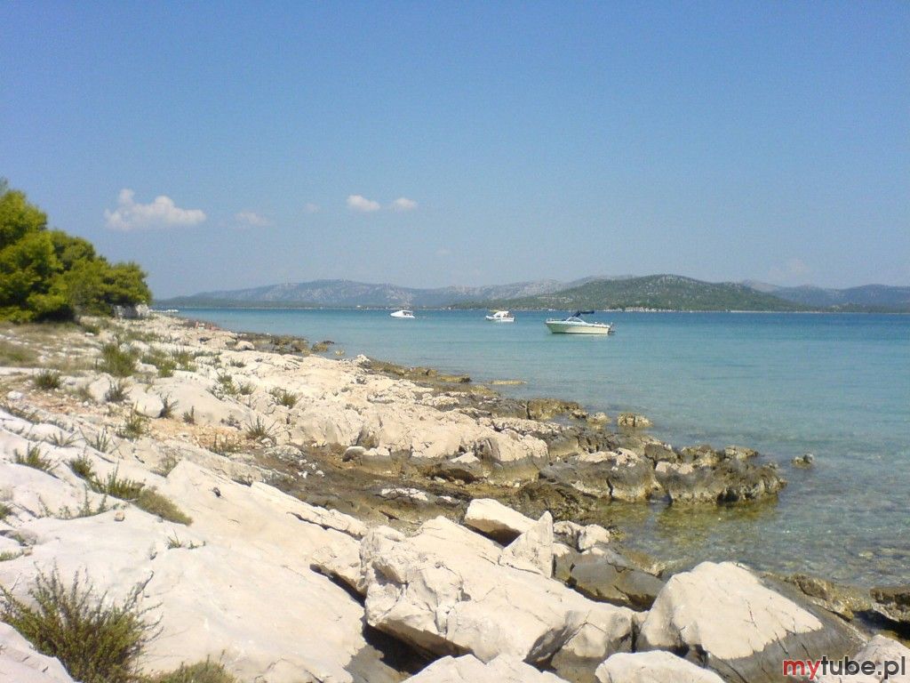 Podstawowe informacje


W północnej części Dalmacji, blisko zabytkowego Szibenika, leży niewielka wyspa Murter, należąca do Archipelagu Szibenik. Od stałego lądu dzieli ją jedynie ruchomy, podnoszony kilka razy w ciągu dnia most, który...