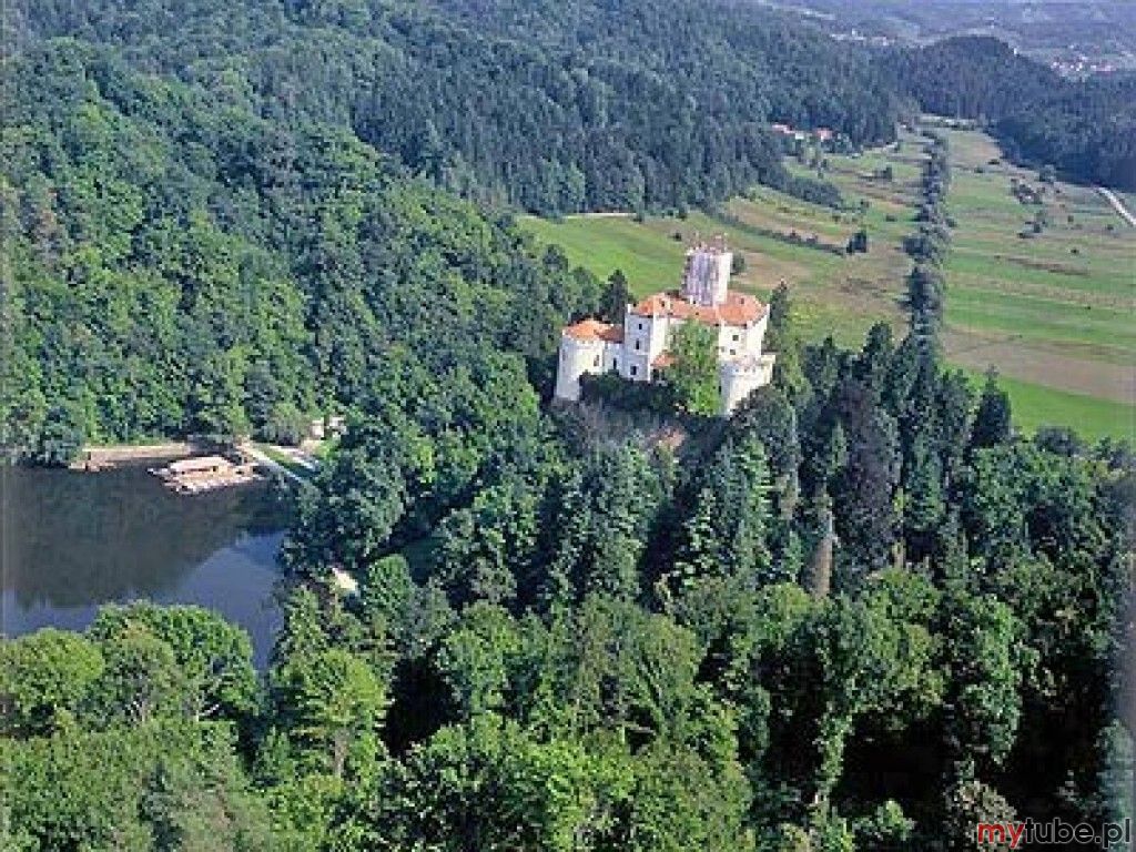 Trakosćan mieści się w północno - zachodniej części Chorwacji. Ciekawym zabytkiem jest zamek, wzniesiony na wzgórzu w XIV w. W zabytkowych komnatach mieści się niewielkie muzeum z ekspozycją starych mebli, broni, galerią obrazów i...