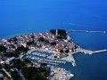 Novigrad jest niewielkim portem leżącym na zachodnim wybrzeżu chorwackiego półwyspu Istria. Kurort leży na skalistym brzegu, który wpada do Morza Adriatyckiego. Miasto otoczone jest bujnymi lasami sosnowymi i śródziemnomorską roślinnością. Miasteczko oferuje turystom cudowną nadmorską atmosferę. W pobliżu płynie rzeka Mirna, wzdłuż której można spłynąć kajakiem lub udać się na polowanie.

Novigrad do XVIII wieku leżał na wyspie. Władze w końcu zdecydowały się zasypać przesmyk oddzielający wyspę od półwyspu i dołączyć miasto do lądu. W piątym stuleciu na terenie miasteczka była diecezja kościelna. Miasto wtedy było chronione ogromnymi murami obronnymi. Do dziś Novigrad zachwyca swoim średniowiecznym wyglądem.

Będąc w Novigradzie warto wybrać się na wycieczkę i zwiedzić kilka ciekawych zabytków. Do najciekawszych należy kościół św. Anastazji, który został zbudowany na podstawie kościoła romańskiego. Warto też wybrać się do pałacu Rigo, który należał do majątku rodziny Urizzi. Leży tu kolekcja bardzo drogich i cennych kamieni.

Za pozostałościami po murach miasta stoi najcenniejszy zabytek Nowigradu - kościół św. Marii, Pelagii i Maksymiliana. Świątynię wzniesiono w latach 1745-1775. Obok stoi dzwonnica, wewnątrz której znajduję się ogromne malowidło w półokrągłej kopule, przedstawiającego Boga i Chrystusa w otoczeniu aniołów.

W Novigradzie co roku w sierpniu odbywa się słynny koncert jazzowy Festival Heineken Music Nights. W sierpniu również odbywają się uroczystości patrona miasta św. Pelagulasa, które trwają trzy dni. 


Pogoda


Novigrad jak i cała nadmorska część Chorwacji leży w strefie klimatu śródziemnomorskiego. Charakteryzuje się on długimi, ciepłymi i słonecznymi latami, oraz ciepłymi i wilgotnymi zimami. Novigrad jest idealnym miejscem na wypoczynek, ponieważ pogoda latem zawsze dopisuje i nie zawodzi turystów. Temperatury dochodzą do 30°C. Zimy są w tej części Chorwacji bardzo łagodne, a temperatury rzadko kiedy spadają poniżej 0. Opady występują tu jedynie w postaci deszczu. 


Kwatery, apartamenty, camping


Szukając odpowiedniego zakwaterowania w Novigradzie można wybierać i przebierać w śród oferowanych nam hotelach, motelach, schroniskach, domach wakacyjnych i campingach. Dla ceniących sobie wygodę polecamy wynająć apartament. Znajdują się one w domach rodzinnych, gdzie do dyspozycji mamy sypialnie, salon z jadalnią, kuchnie, łazienkę a na zewnątrz piękny ogród z grillem. Innym miejscem na wynajęcie zakwaterowania jest camping. 


Last Minute


Aby w pełni być zadowolonym z wakacji polecamy wykupić wycieczkę do Novigradu korzystając z naszej promocji last minute. Przez cały rok można trafić na bardzo tanią i korzystną ofertę. Zadbamy o wygodną i komfortową podróż, odpowiedni nocleg, który na pewno spełni Państwa oczekiwania, wyżywienie i ubezpieczenie. Zagwarantujemy, że pobyt w nadmorskiej miejscowości będzie cudownym i niezapomnianym przeżyciem.

Niewielki port Novigrad oferuje nam ładne plaże i ciepłe morze. Dookoła rosną bujne i piękne lasy. Dużym atutem jest to, że miasto mieści się blisko miejscowości takich jak Pula, Poreč czy Rovinj. Novigrad jest idealnym miejscem na wakacje z dziećmi. Jest tu wiele atrakcji sportowych, a wieczorami można wybrać się na dyskotekę lub do restauracji spróbować tutejszą pyszną kuchnię.