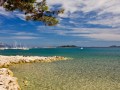 Perna to niewielka wioska turystyczna w Chorwacji w regionie Dalmacji Południowej na Półwyspie Peljesac. Położona ok.6 km na zachód od miejscowości Orebic. Perna znajduje się na wybrzeżu półwyspu, który połączony jest z lądem stałą drogą prowadzącą przez Ston, oraz linią promową Ploče - Trpanj. Miejscowość ta zarówno jak cały półwysep tonie wśród winnic, drzew figowych i cyprysów. Perna to cicha, spokojna miejscowość, z niezapomnianymi widokami. Wspaniały krajobraz rozciąga się nad całym półwyspem, z jednej strony przejrzyste, turkusowe wody Adriatyku, długie, szerokie żwirowe i kamieniste plaże, soczysta zieleń a w oddali rozpościera się widok na góry Biokovo. Okolica Perna pod względem dni słonecznych w ciągu roku, zalicza się do najcieplejszych miejscowości w basenie Morza Adriatyckiego. Jest to idealne miejsce na udany urlop zarówno dla młodych osób jak i rodzin z dziećmi. Okolica jest idealna na wycieczki i długie spacery. Rejon ten stwarza bardzo dobre możliwości do uprawiania sportów wodnych przede wszystkim żeglarstwa i windsurfingu. Baza noclegowa jest dobrze rozwinięta (hotele, apartamenty). Powstają liczne knajpki, restauracje, tawerny gdzie można zjeść wspaniałe potrawy kuchni dalmatyńskiej, na szczególną uwagę zasługują małże i ostrygi, które są wyhodowane na płw. Peljesac, warto również skosztować słynnych win z lokalnych winnic - do najpopularniejszych należą prosek, dingac, postup. Będąc w tym rejonie warto zwiedzić pobliską wyspę Kordulę, która dzięki swojej średniowiecznej atmosferze i malowniczym ryneczkom nazywana jest „małym Dubrownikiem”.