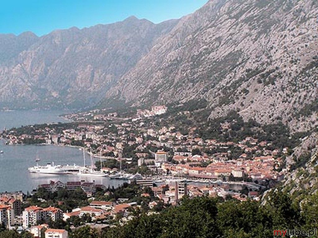 Kotor to przepiękne zabytkowe miasto zbudowane z białego kamienia, otoczone potężnymi murami obronnymi. Nieopodal znajduje się jedyny na południu Europy fiord. Zestawienie wysokich gór w bezpośrednim sąsiedztwie morza wzbudza zachwyt....