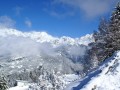 Położenie


Valfrejus to francuski resort narciarski położony w masywie La Vanoise (Alpy Sabaudzkie), blisko granicy z Włochami. Miejscowość znajduje się w regionie Rodan-Alpy, w departamencie Sabaudia (południowo wschodnia Francja). Valfrejus położone jest na wysokości ok. 1500 m n.p.m. Doskonałe warunki narciarskie, świetna infrastruktura turystyczna oraz olśniewające krajobrazy przyciągają do Valfrejus turystów z całego świata. 


Sporty zimowe


Zimowy kurort Valfrejus może pochwalić się znakomitymi warunkami do uprawiania sportów zimowych. Z pobytu w tym niezwykłym alpejskim resorcie zadowoleni powinni być miłośnicy narciarstwa i snowboardu. Łączna długość tras zjazdowych wynosi ponad 52 km. Trasy podzielone są ze względu na różny poziom trudności - turyści mogą więc wybrać trasę adekwatną do swoich umiejętności. Stoki obsługiwane są przez 12 wyciągów: 6 orczykowych, 4 krzesełkowe, 2 wagonowe - przepustowość ok. 10 tys. osób na godzinę. W zaśnieżaniu tras pomaga 16 armatek śnieżnych. Na początkujących narciarzy czekają instruktorzy z tutejszych szkółek - pomogą nauczyć się jazdy od podstaw, jak i podszkolić umiejętności. Miłośnikom snowboardowego szaleństwa polecamy wizytę w miejscowym snow parku - niezapomniana zabawa gwarantowana! Zadowoleni będą także amatorzy narciarstwa biegowego - na nich także czekają świetnie przygotowane trasy. Dzieci z pewnością ucieszy wizyta w zimowych parkach, przygotowanych specjalnie z myślą o nich. Urlop w resorcie Valfrejus to dobra propozycja wypoczynkowa dla całej rodziny.

Dobrym pomysłem jest zakup karnetu 