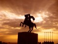 Saloniki - serce Macedonii

   Saloniki są drugim, po Atenach najważniejszym miastem Grecji, będącym stolicą regionu Macedonia. Ich początki sięgają 316 roku przed nasza erą, kiedy to Macedoński król Kassandros zlecił zbudowanie osady i nadał jej imię swej ukochanej, Salonike (Tessalonike). Doskonałe położenie miasta ze strategicznego punktu widzenia i dostęp do morza sprawiły, że Saloniki na przestrzeni wieków stanowiły ogromną pokusę dla wielu najeźdźców, dlatego też posiadają bardzo burzliwą i krwawą historię.
   Dziś miasto to stanowi kwitnący ośrodek handlowy, kulturalny oraz niezwykle atrakcyjny kurort turystyczny. 
   Można powiedzieć, że Saloniki pamiętające czasy starożytnych Greków, Rzymian i rozkwit Bizancjum, nauki Świętego Pawła, działalność Cyryla i Metodego, najazdy Słowian i Turków stanowię teraz istną kopalnię wiedzy historycznej i jej namacalne świadectwo. Miasto to doskonale łączy w sobie zabytki i tradycję starożytną, chrześcijańską, islamistyczną oraz współczesną. Z racji burzliwej, ale jednocześnie bogatej i ciekawej historii stanowi niepowtarzalną mozaikę przenikających się na każdym kroku różnych kultur, religii, stylów sztuki i architektury.
Do najważniejszych zabytków Salonik należą: Łuk Galeriusza, Rotunda, Biała wieża - w której murach mieści się obecnie Muzeum Bizantyjskie, przepiękne bizantyjskie świątynie takie jak Bazylika św. Dymitriusza, Hosios Dawid czy Hagia Sofia oraz liczne, niezwykle okazałe tureckie meczety. 
   Saloniki są miastem wyjątkowym, niezwykle interesującym i cennym. Okazałe zabytki w połączeniu z przepięknym otoczeniem, wspaniałym krajobrazem, bogatą roślinnością, niezliczonymi atrakcjami i ciepłym klimatem sprawiają, że stanowią one jedno z najchętniej i najczęściej odwiedzanych greckich miast przez turystów z całego świata.
