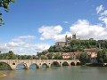 Położenie


Estartit to typowa, wakacyjna miejscowość na wybrzeżu Costa Brava. Położona jest w odległości 130 km od Barcelony oraz 90 km od granicy z Francją. Resort znajduje się w prowincji Griona (region Katalonia).W przeszłości była tutaj osada rybacka, która w latach 60. XX wieku stała się popularnym miejscem wypoczynkowym. Obecnie Estartit to tętniący życiem wakacyjny kurort, który co roku przyciąga turystów z całego świata. 


Rozrywki i atrakcje


Przepięknie położona miejscowość - między pasmem górskim Montgri a wybrzeżem Morza Śródziemnego - ma do zaoferowania wiele atrakcji. Przepiękne piaszczyste plaże, łagodnie schodzące do morza, rozciągają się na długości ponad 3 km. Wzdłuż plaży pospacerować można tętniącą życiem promenadą pełną sklepików, restauracji, butików i barów. Wiele lokali zaprasza na dyskotekowe parkiety - udana zabawa do białego rana w rytm tanecznej muzyki gwarantowana!

Zadowoleni powinni być także amatorzy wycieczek rowerowych. W Estartit znajduje się wiele ciekawych tras rowerowych - doskonały sposób na poznawanie okolicy oraz aktywny wypoczynek. Kurort słynnie także ze świetnych pól golfowych - przybywa tutaj mnóstwo fanów tego sportu z całego świata.
 
Wczasy w miejscowości Estartit to także dobra okazja, aby poprawić swoją kondycję. Znaleźć tutaj można wiele ośrodków sportowych, oferujących różne rodzaje aktywności, m.in. aerobik w wodzie, centrum odnowy biologicznej oraz Spa.


Sporty wodne


Pobyt w resorcie Estartit zachwyci miłośników sportów wodnych. Zadowoleni powinni być zwłaszcza pasjonaci nurkowania. W miejscowości znajduje się bowiem Centrum Turystyki Nurkowej. Największą atrakcją są znajdujące się nieopodal (ok. 2 km) Wyspy Medes. Jest to archipelag składający się z 7 wysp. W 1990 roku w celu ochrony tego niezwykłego terenu, utworzono tutaj park narodowy. Miejsce zachwyca bogactwem przyrodniczym - można tu zobaczyć wiele gatunków zwierząt morskich oraz roślin, a także fascynujące formacje skalne. Największą atrakcją jest oczywiście nurkowanie - można uprawiać ten sport w specjalnie wyznaczonych do tego strefach. Wyspy Medes to prawdziwy raj dla pasjonatów podwodnych przygód!

Inną ciekawą propozycją na spędzenie czasu wolnego jest rejs stateczkiem ze szklanym dnem. To dobra okazja, aby przyjrzeć się śródziemnomorskiej przyrodzie. Warto także wypożyczyć jacht i samemu udać się w fascynującą podróż wzdłuż wybrzeża. 


Kuchnia


Pobyt w kurorcie to świetna okazja, aby rozsmakować się w kuchni katalońskiej. Charakteryzuje się ona bogactwem smaków i aromatów oraz niezwykłym połączeniem wpływów kuchni arabskiej i francuskiej. Najpopularniejszym daniem jest amanida catalana, czyli katalońska sałatka z zielonej sałaty, pomidorów i oliwek. Specjałem kuchni katalońskiej jest sos samfaina, przygotowywany z bakłażanów, cukinii, papryki, czosnku i cebuli. Inne słynne danie to grzanki pan amb tomats, serwowane z oliwą i pomidorami. Kolejny ważny składnik wielu potraw stanowią owoce morza - koniecznie spróbować należy zupy z mulami. Na deser warto skosztować falnu - pysznego karmelowego budyniu. Do posiłku obowiązkowo lampka katalońskiego wina - do najpopularniejszych należy Mas Torto oraz Val de Calas.


Wycieczki fakultatywne


Miejscowość Estartit to doskonałe miejsce wypoczynkowe zarówno dla amatorów beztroskiego leniuchowania, jak również pasjonatów wypraw wzdłuż wybrzeża. Dobrym pomysłem jest wypożyczenie samochodu w jednej z licznych wypożyczali - ułatwi to podróżowanie i odkrywanie fascynujących zakątków wybrzeża Costa Brava.

Koniecznie należy udać się do pobliskiej miejscowości Empuries (ok. 14 km). Znajdują się tam ruiny starożytnego rzymskiego miasta. Podziwiać tutaj można pozostałości budynków mieszkalnych i świątyń. Zobaczyć można także przepiękne mozaiki. Wizyta w Empuries z pewnością zachwyci nie tylko miłośników historii.
 
Kolejnym punktem na wakacyjnej trasie jest miejscowość Tossa de Mar (ok. 65 km na południe). Miasto może pochwalić się niezwykłymi plażami oraz bogactwem zabytków z czasów rzymskich. Spacer po starówce to prawdziwa podróż w czasie! Zobaczyć tutaj można m.in. pozostałości po fortyfikacjach z XV wieku, zabytkowe wieże, a także interesujący kościół z XVIII wieku, poświęcony św. Wincentemu z Saragossy. Najciekawsze zbiory archeologiczne zobaczyć można w Muzeum Miejskim - warto go zwiedzić, aby dowiedzieć się czegoś więcej o historii tego przepięknego miasta.

Interesującym pomysłem na wakacyjne popołudnie będzie wizyta w mieście Blanes (ok. 100 km na południe). Kurort ten to jedna z największych miejscowości wypoczynkowych na wybrzeżu Costa Brava. Blanes może poszczycić się świetną infrastrukturą turystyczną, doskonałymi plażami, lazurowym morzem - znaleźć tutaj można wszystko to, co kojarzy się z wakacyjnym wypoczynkiem. Miejscowość słynie z Ogrodu Botanicznego Marimunta, gdzie podziwiać można niezwykłe okazy egzotycznej przyrody.


Pogoda


Gwarancją udanego wypoczynku w kurorcie Estartit jest panujący tu klimat śródziemnomorski. To dzięki niemu przybywający do resortu turyści mogą cieszyć się słoneczną pogodą przez ponad 300 dni w roku! Zimy są tutaj krótkie i łagodne - temperatura waha się wtedy od 13°C do 17°C, a lata słoneczne i gorące - temperatura osiąga wtedy wartość od 24 do 30°C. Również temperatura Morza Śródziemnego, od 23 do 26°C, ucieszy miłośników kąpieli i wodnego szaleństwa.


Noclegi


Gwarancja udanej pogody, piaszczyste plaże, błękit Morza Śródziemnomorskiego - wszystko to sprawia, że miejscowość Estartit jest bardzo popularnym celem podróży wśród turystów spragnionych prawdziwego wypoczynku. Kurort zaczął rozwijać się w latach 60. XX wieku. Obecnie funkcjonuje tutaj świetnie rozwinięta baza noclegowa. Przybywający mogą zamieszkać w nowoczesnych hotelowych kompleksach, wygodnych apartamentach i pensjonatach, kwaterach prywatnych i na kempingach. Bogata oferta noclegowa resortu Estartit z pewnością zadowoli każdego!