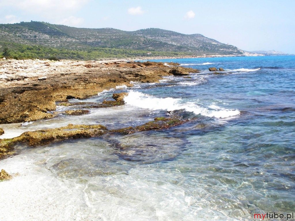 Peniscola leży na Costa Azahar miedzy Taragona i Walencja. Najbliższe lotnisko Reus Tarragona Airport jest o godzine drogi, lotnisko w Walencji o 1hrs 20 min a z lotniska w Barcelonie jest okolo 2 godzin jazdy. Pociagiem mozna dojechac zarowno z...