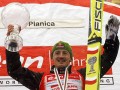 Planica - mlownicze miasto położone w północno - zachodniej części Słowenii oraz północno - zachodniej części Alp Julijskich, w niedalekiej odległości od granicy z Austrią i Włochami. Miasteczko usytuowane jest w dolinie pod Poncami, zwanej również doliną skoczni. To najpiękniejsza część Alp Julijskich, która graniczy od wschodu z Cepernikiem i Mojstovka. W Planicy znajduje się kompleks sześciu skoczni K-130, K-90, K-40, K-30, K-8 oraz najbardziej znana na świecie skocznia mamucia 