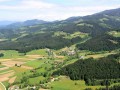 Pohorje (niem. Bachergebirge) znajduje się w północnej Słowenii nieopodal (ok. 6km) drugiego pod względem wielkości miasta w Słowenii tj. Mariboru wśród lasów i jezior. Świetna lokalizacja tuż obok Mariboru dostarcza turystom rozrywki, kultury. Pohorje to łańcuch górski położony w Południowych Alpach Wapiennych i Alpach Wschodnich. Najwyższy szczyt górski tego łańcucha to Črni Vrh (1543 m. n. p.m.). Tak więc jak na standardy alpejskie łańcuch ten nie jest zbyt wysoki. Pohorje to idealne miejsce dla miłośników sportów zimowych, oferuje około 40km tras przygotowanych do narciarstwa alpejskiego (około 21,5 km niebieskich, około 16 km czerwonych i około 3,5 km czarnych), ponadto przygotowanych jest około 36 km tras do narciarstwa biegowego i około 6 km tras saneczkowych. Stopień trudności tras narciarskich zaliczany jest przede wszystkim do średnich. Trasy dla średniozaawansowanych około 1600 m, dla zaawansowanych około 14000 m i dla początkujących około 10000 m. Natomiast długość tras snowboardowych wynosi ok. 500m. Ze względu na niekiedy dużą odległość pomiędzy trasami, aby dostać się z jednej na drugą, należy zjeżdżać przez las po niebieskich szlakach. Mariborsko Pohorje oferuje także trasy z możliwością jazdy nocą przy świetle pochodni na trasie o długości około 7 km. W przypadku niewielkiej ilości śniegu armatki śnieżne zapewnią minimum 100 dni sezonu narciarskiego. Na Pohorju znajdują się także szkoły narciarstwa i snowboardu oraz przedszkole na śniegu i serwis narciarski. Ponadto Pohorje posiada także 16 wyciągów orczykowych, 5 wyciągów dwumiejscowych i 1 wyciąg kabinowy. Region ten bogaty jest także we wszelkiego rodzaju imprezy kulturalne i sportowe m.in. zawody kobiet w narciarstwie biegowym i inne zabawy na śniegu.