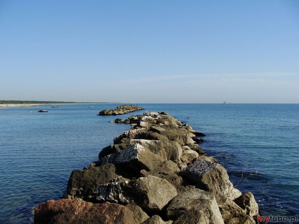 Gatteo a Mare słynie z najdłuższej plaży w Europie. Miejscowość o średniowiecznym rodowodzie sąsiaduje z malowniczym Cesenatico. Gatteo a Mare to miejsce stworzone na wakacje dla rodzin z dziećmi. Masz tu do dyspozycji przyjazne, szerokie...