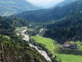 Molina di Fiemme to malownicze miasteczko należące do Val di Fiemme. Nazwa miejscowości pochodzi od młynów, które kiedyś się tu znajdowały. Obecnie teren ten składa się z dwóch głównych obszarów - Moline i Castella. Niedaleko miasteczka znajdują się trasy do narciarstwa biegowego, co powinno przyciągnąć tu zwłaszcza amatorów tej dziedziny sportu. A jeśli pragniesz poznać nowy styl narciarstwa, nie znajdziesz lepszego miejsca, by zacząć lub kontynuować naukę. Nie bez znaczenia jest też dogodne połączenie z oddaloną o kilka kilometrów górą Cermis, która jest jednym z pięciu centrów narciarskich Val di Fiemme.

Stok Val di Fiemme jest przystosowany zarówno dla zaawansowanych, średnio zaawansowanych, początkujących i dla rodzin. Stok o łącznej długości 100km (w tym 35km tras niebieskich, 47km czerwonych i 18km czarnych). Możliwość jazdy nocą (w Obereggen we wtorki, czwartki i piątki od 19:00 do 22:00). 150km tras do narciarstwa biegowego. 27 wyciągów krzesełkowych, 5 gondoli, 2 wyciągi kabinowe i 14 orczykowych. Lodowisko w Obereggen, wypożyczalnia nart i snowboardu, szkoła jazdy na nartach i na snowboardzie dla dorosłych i dla dzieci. Na stoku znajduje się restauracja i bar.


Narciarstwo biegowe, cisza i spokój, piękne widoki, a jednocześnie możliwość, by szybko znaleźć się w typowym, gwarnym kurorcie. Wszystko dopasowane do Twojego nastroju konkretnego dnia. Przyjedź, a nie pożałujesz.
