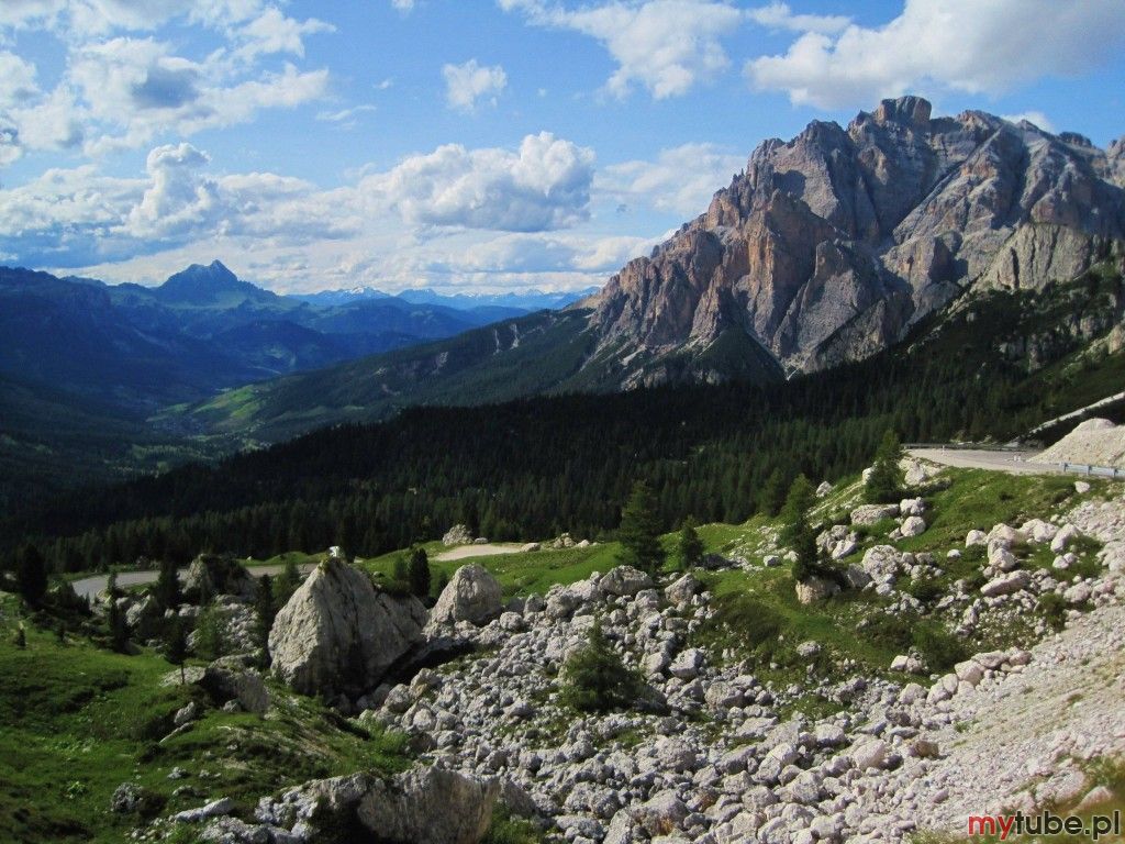 Pedraces jest jednym z sześciu ośrodków narciarskich w Regionie Alta Badia. Ulokowany jest u podnóża masywu Selli i otoczony szczytami Dolomitów, co tworzy niesamowitą scenerię. 

Zimą w Alta Badia istnieją doskonałe warunki do uprawiania...