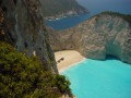 Agios Sostis to niewielka miejscowość wypoczynkowa położona na wyspie Zakinthos. Przyjemny klimat, turkusowe morze i różne możliwości spędzania wolnego czasu - sprawiają, że Agios Sostis cieszy się dużą popularnością wśród turystów. Po dniu spędzonym na plaży warto wypożyczyć samochód lub skuter i wybrać się na wycieczkę do Błękitnych Grot. Największa z nich, Grota Błękitna, stała się słynna ze względu na wyjątkowo czystą wodę. Groty można zwiedzać łodziami wypływającymi z Agios Nikolaos. Na dobre zakończenie dnia w Agios Sostis każdy powinien spróbować tradycyjnej potrawy kuchni greckiej, np. Burtheto (niewielkie ryby pieczone w gęstym pysznym sosie pomidorowym).