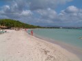 Alcudia to miejscowość w Hiszpanii. Leży 10 km na południe od Port de Pollença. Jedynym powodem do sławy są tu pieczołowicie odbudowane średniowieczne mury. Wewnątrz nich znajdują się domy patrycjuszy z XVII/XVIII wieku i przepiękny ratusz, który jest siedzibą władz miejskich. Dwa razy w tygodniu (niedziele i wtorki) odbywa się targ przed tymi murami stanowiący dużą atrakcją turystyczną. Spacer po starych uliczkach zwartego centrum oraz oglądanie murów i umocnionych bram zajmuje mniej więcej godzinę. Można przedłużyć sobie zwiedzanie, oglądając już poza obrębem murów nieliczne pozostałości po rzymskiej Pollentii - głównie skąpe fragmenty murów i połamane kolumny. W Alcudia można się wybrać także do Museu Monogràfic położonego naprzeciwko kościoła Sant Jaume, tuż przy murach. Kilometr dalej na południe zachował się dość dobrze rzymski teatr. Przechadzając się po Puerto Alcudii (oddalone o 2 km od Alcudii) daje się odczuć atmosferę starego portu rybackiego. Mały i przytulny port jachtowy, deptak z wieloma restauracjami, no i przede wszystkim cudowne plaże nadają tej miejscowości dużo uroku i wakacyjnego nastroju. Poza sportami wodnymi Alcudia i okolica oferują wiele możliwości aktywnego spędzenia czasu: tenis, golf, jeździectwo, paragliding, mountainbike i ciekawe szlaki turystyczne. Dla tych, którzy  preferują bierny odpoczynek w 