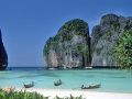 Tajlandia, dzięki swojej spokojnej, bezkonfliktowej historii zyskała piękną nazwę: Prathet Thai, co tłumaczy się jako \'kraj ludzi wolnych\'. Graniczy z Malezją, Birmą, Laosem i Kambodżą. Od wschodu oblewają ją wody Morza Południowo - Chińskiego, od zachodu - Morze Andamańskie. Klimat kraju jest tropikalny, z trzema wyraźnymi porami roku: chłodną, ciepłą i monsunową. Średnie temperatury wahają się w granicach 23,7 ? 32,5 stopni , zależnie od regionu i pory roku. Tajlandia posiada magnetyczny urok. Dzięki różnorodnej kulturze, tropikalnej przyrodzie i złocistym plażom na wybrzeżach stanowi jedyny w swoim rodzaju ?koktajl atrakcji?. Szybka urbanizacja w ostatnich latach nie wpłynęła negatywnie na zabytki i egzotykę kraju, a wręcz przeciwnie ? pomogła w jego promocji na całym świecie. Dziś, Królestwo Tajlandii to jeden z najmodniejszych kierunków turystycznych. 
      Najważniejsze miasta to obecna i dawna stolica państwa: Bangkok i Sukhotaj, a także zabytkowa, wpisana w całości na listę UNESCO Ayuthaya. Na szlaku wycieczkowym, po prostu nie można ich pominąć, bowiem stanowią \