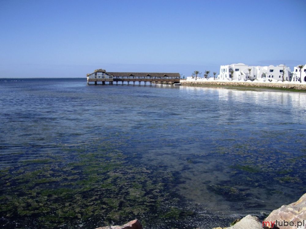 Djerba to największa wyspa Afryki Północnej, położona u wschodnio-południowych wybrzeży Tunezji, w pobliżu granicy z Libią. Połączona jest z lądem około 7-kilometrowej długości groblą pamiętającą jeszcze czasy Rzymian. Na wyspę...