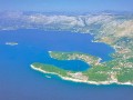 Cavtat to niezwykle malownicza, niewielka (ok. 2 tys. mieszkańców) miejscowość położona na południu Chorwacji, niecałe 20 km od Dubrownika (Dubrovnik). Jest ona usytuowana na wąskim, wchodzącym w morze cyplu, porośniętym śródziemnomorską roślinnością. Jakby wciśnięta pomiędzy wybrzeże Adriatyku a imponujący masyw Snijeznicy (1234 m n. p. m), oferuje odwiedzającym ciszę i spokój, piękne zabytki oraz liczne atrakcje. Cavtat to wspaniałe miejsce zarówno na rodzinne wczasy jak i wypoczynek w pojedynkę lub z grupą przyjaciół.


Region Konavle


Cavtat jest stolicą regionu Konavle, leżącego w Południowej Dalmacji (Dalmacija). Na niewielkim obszarze rozrzucone są 33 miejscowości, zamieszkane w sumie przez 9, 5 tys. ludzi. Słynie on z wyśmienitej kuchni oraz dbałości o tradycje i dawne zwyczaje.


Historia


Początki Cavtatu sięgają jeszcze czasów starożytnych, kiedy została tu założona pierwsza osada grecka, Epidauros. Około 288 r. p. n. e. przeszła ona pod panowanie rzymskie i stała się civitas (miastem), od którego to słowa została wyprowadzona jego współczesna nazwa. W VII wieku miasto było wielokrotnie niszczone wskutek najazdów Awarów i Słowian.


Tradycje i zwyczaje


