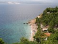 Petrcane leży w Chorwacji, i jest oddalone o dwanaście kilometrów na północ od Zadaru. Petrcane to mała wioska rybacka, gdzie panuje cisza i spokój. Miasteczko otoczone jest rozległymi lasami piniowymi. Tereny całego kurortu leżą wzdłuż kamienistej plaży, do której jest jedynie 300 metrów. Dzięki swojemu położeniu miasteczko umożliwia zwiedzanie wysp archipelagu zadarskiego, Parku Narodowego Kornati oraz słynnych, lazurowych Jezior Plitwickich. W pobliżu Petrcane znajdują się restauracje i kafejki, gdzie można spróbować przysmaków z owoców morza. Jest to idealne miejsce na cudowny wypoczynek! Znajdą tu coś dla siebie osoby lubiące leniwe wakacje jak i miłośnicy aktywnego spędzania czasu, którzy mogą tu skorzystać z wielu atrakcji sportowo - rekreacyjnych. Dla chcących poznać historię okolic miasteczka, polecamy wybrać się na wycieczkę i zobaczyć dobrze zachowany kościół pod wezwaniem św. Bartula, pochodzącego z XII i XIII wieku. W wolnej chwili koniecznie trzeba wybrać się na spływ kanionem, po malowniczo położonej rzece Zrmanja, oraz wyruszyć na wycieczkę do najstarszej części Zadaru. W pobliżu Petrcane znajduję się również ośrodek rekreacji Zaton, z takimi atrakcjami jak: tobogan czy trampolina.
 
Warto wiedzieć, że zatoka, przy której leży Petrcane, dzięki prądom morskim należy do najczystszych w całej Chorwacji. 


Pogoda


Percane leży w strefie klimatu śródziemnomorskiego. Pogoda latem charakteryzuję się wysokimi temperaturami, dochodzącymi nawet do 30&degC, a dni w większości są bezchmurne i bezdeszczowe. Zimy w tej części kraju są ciepłe ale i wilgotne (deszcze padają tu od października do kwietnia). Wybrzeże zatoki gdzie leży miasteczko Petrcane jest osłonięte ze wszystkich stron, co zapewnia ochronę przed wiatrem.


Kwatery, apartamenty, camping


Aby w pełni cieszyć się cudownym pobytem w Petrcane warto wybrać odpowiednią dla siebie kwaterę. W miasteczku jak i w jego okolicy jest ogromna możliwość wyboru miejsca na nocleg. Jednym z nich, godnym polecenia jest willa Tonci, w którym można wynająć apartament. Dom umiejscowiony jest w lesie piniowym, 80 metrów od plaży. Wszystkie apartamenty posiadają TV satelitarną, salon, sypialnie, łazienkę i kuchnię. Pokoje są wyposażone w klimatyzację oraz taras. Do dyspozycji gości jest zacieniony parking i ogród z grillem. Dużym udogodnieniem dla turystów jest blisko położone lotnisko. Mieści się ono w Zadarze ok. 30 kilometrów od Petrcane.. W pobliżu willi Tonci są restauracje, knajpki, kawiarnie, sklepy, market i lekarz. Poza willą Tonci w Petrcane jest wiele innych apartamentów do wynajęcia, między innymi: Apartament Dragica, Dora, Mirjana, Midel, Marija czy Vila Amantina, z którego ogrodu można bezpośrednio przejść na plaże, a do dyspozycji gości są piękne pokoje oraz kort tenisowy i mini golf.

Inną również lubianą przez turystów możliwością zakwaterowania jest camping. Jednym z nich jest Camp Biograd, który jest pięknie położony wzdłuż plaży. Jest to prawdziwy raj dla miłośników przyrody i wakacji na świeżym powietrzu. Camping posiada wiele miejsc noclegowych z obiektami sportowymi.

Innym campingiem wartym polecenia jest Maritime Camp. Oferuje on swoim gościom komfortowe wakacje, nawet zimą. W jego pobliżu są piękne, piaszczyste plaże. Camping jest kompletnie wyposażony w obiekty sanitarne, w bieżącą wodę i prąd. 


Last minute


Pobyt w Petrcane z całą pewnością może należeć do jednych z najlepszych. Piękne miasteczko oferuje wiele atrakcji, które nie pozwolą się nudzić. Aby Państwo byli jak najbardziej zadowoleni polecamy skorzystać z naszych ofert last minute, których ceny są nawet o 50% niższe od standardowych wycieczek. Zagwarantujemy Państwu bezpieczeństwo, komfortową podróż, odpowiedni nocleg a przede wszystkim niezapomniane, cudowne wakacje.