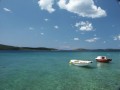 Žaborić jest niewielką mieściną znajdująca się w w malowniczej części Chorwacji. Mowa o Dalmacji, która jest niezwykle atrakcyjnym turystycznie miejscem. Piękne plaże, wspaniała pogoda, liczne hotele, apartamenty i kwatery prywatne, które można zarezerwować w okazyjnych cenach, sprawiają, że ten region Chorwacji jest bardzo często wybierany na wakacje. Dlaczego warto wakacje w Chorwacji spędzić akurat w tej niewielkiej miejscowości? Ponieważ daje ci ona gwarancje ciszy i spokoju tak potrzebnego do zregenerowania sił po ciężkim roku pracy.


Historia


Ta część Chorwacji, podobnie jak cały kraj ma za sobą burzliwą historię. Lata panowania Rzymian, Bizancjum czy Wenecji do tej pory da się zauważyć w architekturze. Gdy po panowaniu Wenecji zwierzchnictwo nad tym terenem przejęli władcy Cesarstwa Austriackiego, Dalmacja wpadła w okres stagnacji zarówno gospodarczej jak i kulturalnej. Kolejne lata również do spokojnych nie należały. Po zakończeniu II Wojny Światowej, przynależności do Królestwa Serbów, Chorwatów i Słoweńców, przemianowanych później na Jugosławię, w końcu ponownie powróciła do Chorwacji.


Atrakcje turystyczne


Głównym atutem tej miejscowości jest panujący tam spokój i cisza. Wypoczynku nie zakłóci ci wielkomiejski gwar i szum. To doskonałe miejsce aby rozkoszować się pięknem otaczającej nas przyrody. Winnice, gaje oliwne, piękne plaże - to wszystko znajdziesz właśnie tutaj. Dodatkowym walorem Žaborić jest fakt, że znajduje się on w dogodnej odległości od większych miast, które mogą zaoferować różnego rodzaju rozrywki. Połączenia autobusowe, czy wypożyczony samochód ułatwią ci do nich dojazd. Jeśli jednak postanowisz wakacje spędzić wyłącznie w tym miasteczku to z pewnością będziesz miał okazje poznać prawdziwe życie Chorwatów. W licznych gospodarstwach agroturystycznych można zobaczyć jak powstają tradycyjne przysmaki z tego rejonu, wysłuchać historii miasteczka i zapoznać się ze zwyczajami jego mieszkańców. Wieczory, spędzane w tutejszych restauracjach to doskonała okazja, aby zaznajomić się z kulturą tego regionu, gdyż bardzo często organizowane są tam specjalne wieczory tematyczne, podczas których można posłuchać muzyki na żywo czy zobaczyć pokaz regionalnych tańców.


Plaże i sporty


Tutejsze plaże są piękne, nie ma co ukrywać. Żwirowe, z otaczającymi je lasami sosnowymi. Łagodne zejście do morza gwarantuje bezpieczeństwo zarówno tobie jak i twoim najbliższym. Co ważne, w tej części Adriatyku rzadkością są jeżowce, dzięki czemu komfort kąpieli w morskich wodach dodatkowo się zwiększa. Wzdłuż lini brzegowej ukrytych jest mnóstwo małych zatoczek, które gwarantują ci prywatność podczas kąpieli słonecznych. Jeśli chodzi o możliwość aktywnego wypoczynku w Žaborić, to do dyspozycji turystów pozostają boiska do siatkówki plażowej, wypożyczalnia rowerów, czy szusowanie na nartach wodnych. Można także spróbować swoich sił w nurkowaniu lub po prostu spacerować po pięknej okolicy i rozkoszować się wspaniałymi widokami.


Noclegi


W samej miejscowości jako najlepsze propozycje noclegów znajdziemy kwatery prywatne czy doskonale wyposażone, w pełni samodzielne apartamenty. Hotele nie dotarły do tej spokojnej mieściny, jednak w okolicy ich nie brakuje. W zależności od daty rezerwacji może się okazać, że ceny, jakie podają właściciele noclegów są niezwykle korzystne, dlatego też warto sobie zawczasu zabukować pobyt w tej niewielkiej miejscowości.


Wycieczki fakultatywne


Žaborić to idealne miejsce na krótkie, jednodniowe wycieczki w urokliwe okolice. Z pewnością na pierwszym planie powinna znaleźć się podróż do Sibenika. Miasto, położone zaledwie 10 kilometrów od Žaborić, to doskonałe miejsce na spędzenie miłego dnia wśród starych domków i pnących się w kierunku górującej nad miastem twierdzy uliczek. W mieście znajdziesz również ciekawe zabytki sztuki sakralnej. Co ciekawe, Sibenik, to jedno z tańszych miast w Chorwacji. Warto więc wybrać się na tutejszy targ, na którym ceny nie uderzą cię po kieszeni, a pozwolą na zakup wielu smacznych produktów prosto z tutejszych upraw. Równie ciekawym miejscem jest Split. Oddalony o około 50 kilometrów powinien się znaleźć na trasie każdej wycieczki w tych okolicach. Dlaczego warto wybrać się akurat do Splitu? Ponieważ tutaj masz możliwość na własne oczy zobaczenia jednego z dziedzictw wpisanych na listę UNESCO. Mowa o pałacu Dioklecjana, który jest niewątpliwie największą atrakcją miasta. Warto także zobaczyć świątynię Jupitera czy kościół św. Franciszka. Spacer po malowniczych uliczkach Splitu to również doskonała okazja do zwiedzenia tutejszych sklepów i sklepików, w których nierzadko można trafić na prawdziwe rarytasy ludowego rękodzieła.


Kuchnia


Spędzając tutaj wakacje rozsmakujesz się w owocach morza i rybnych przysmakach. Małże, kalmary, ośmiornice czy raki - te wszystkie produkty chorwaccy kucharze potrafią przyrządzić na wiele sposobów. Oczywiście koniecznie trzeba też sprobować tradycyjnej szynki, wędzonej na wietrze, czy jagnięciny z rusztu. Warto również wychylić kieliszek wybornego wina, pochodzącego z tutejszych winnic.


Klimat


Pogoda w Dalmacji to prawdziwe marzenia. W okresie letnim możesz liczyć nawet na 11 godzin słońca dziennie, przy średniej temperaturze około 27°C. Zimą analogicznie jest chłodniej, jednak i tak temperatury są plusowe i sięgają około 8°C.