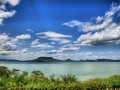 Jezioro Balaton jest największym jeziorem Węgier i Europy Środkowej: jego długość to 80 km, a szerokość waha się od 2 do 12 km. Dzięki takim rozmiarom zasłużył sobie na miano „Węgierskiego Morza”. Wokół Balatonu rozwinęło...