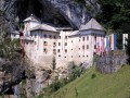 Postojna leży w zachodniej Słowenii, w dolinie rzeki Pivki, u podnóża góry Sovič (677 m.). Miasto rozsławiła jedna z najpiękniejszych jaskiń na świecie - Postojnska Jama, której łączna długość korytarzy sięga 27 km. Wędrówka po nich...