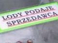 Lody podaje sprzedawca